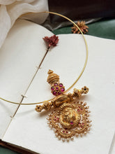 Load image into Gallery viewer, Vintage statement pendant with hasli

