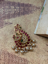 Load image into Gallery viewer, Vintage style pendant with cut stones
