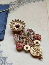 Load image into Gallery viewer, Vintage statement pendant with hasli
