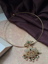 Load image into Gallery viewer, Vintage style pendant with cut stones
