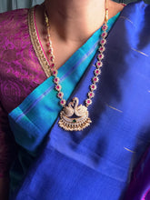 Load image into Gallery viewer, Vintage style swan necklace with cut stones
