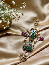 Load image into Gallery viewer, Statement vintage 925 gold polish pendant
