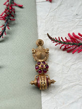 Load image into Gallery viewer, Gold polished, vintage style pendant in silver 925
