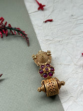 Load image into Gallery viewer, Gold polished, vintage style pendant in silver 925
