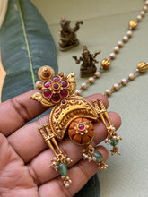 Load image into Gallery viewer, Vintage style pendant with pearl chain
