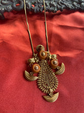 Load image into Gallery viewer, Statement vintage 925gold polish necklace with coral pendant

