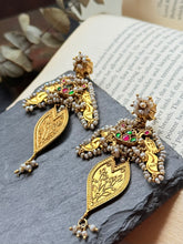 Load image into Gallery viewer, Vintage style earrings in gold polish
