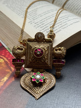 Load image into Gallery viewer, Statement vintage style pendant chain in silver 925 and gold polished
