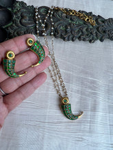 Load image into Gallery viewer, Emerald claw pendant set
