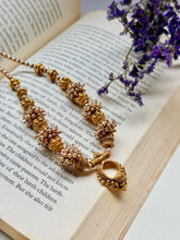 Load image into Gallery viewer, Pearl necklace handcrafted in silver 92.5 and gold polish
