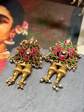 Load image into Gallery viewer, Vintage style earrings in gold polish
