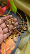 Load image into Gallery viewer, Statement vintage style kundan necklace set
