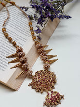 Load image into Gallery viewer, Statement vintage style necklace
