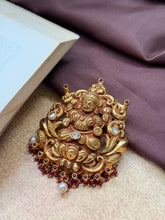 Load image into Gallery viewer, Vintage style pendant with cut stones
