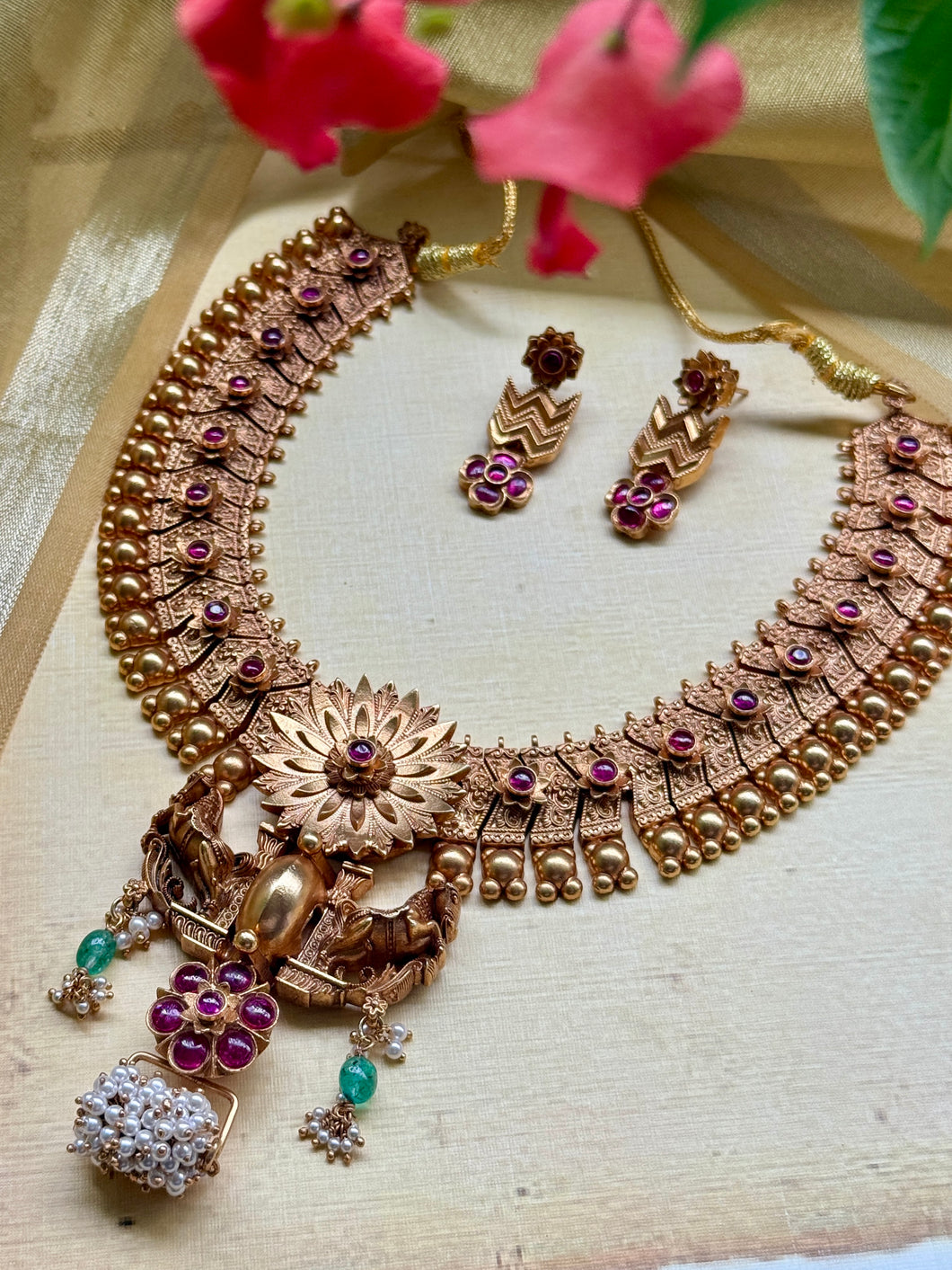 Statement vintage style kundan necklace set