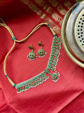 Load image into Gallery viewer, Statement emerald kundan necklace with earrings
