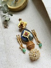 Load image into Gallery viewer, Vintage statement pendant with hasli
