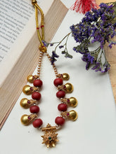 Load image into Gallery viewer, Pearl necklace handcrafted in silver 92.5 and gold polish

