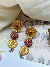 Load image into Gallery viewer, Vintage style statement earrings
