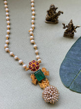 Load image into Gallery viewer, Vintage style pendant with pearl chain
