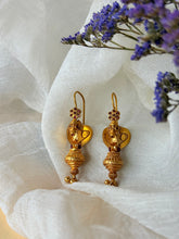 Load image into Gallery viewer, Vintage style statement earrings in sliver 925 in gold polish
