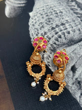 Load image into Gallery viewer, Vintage style (925 silver) earrings in gold polish

