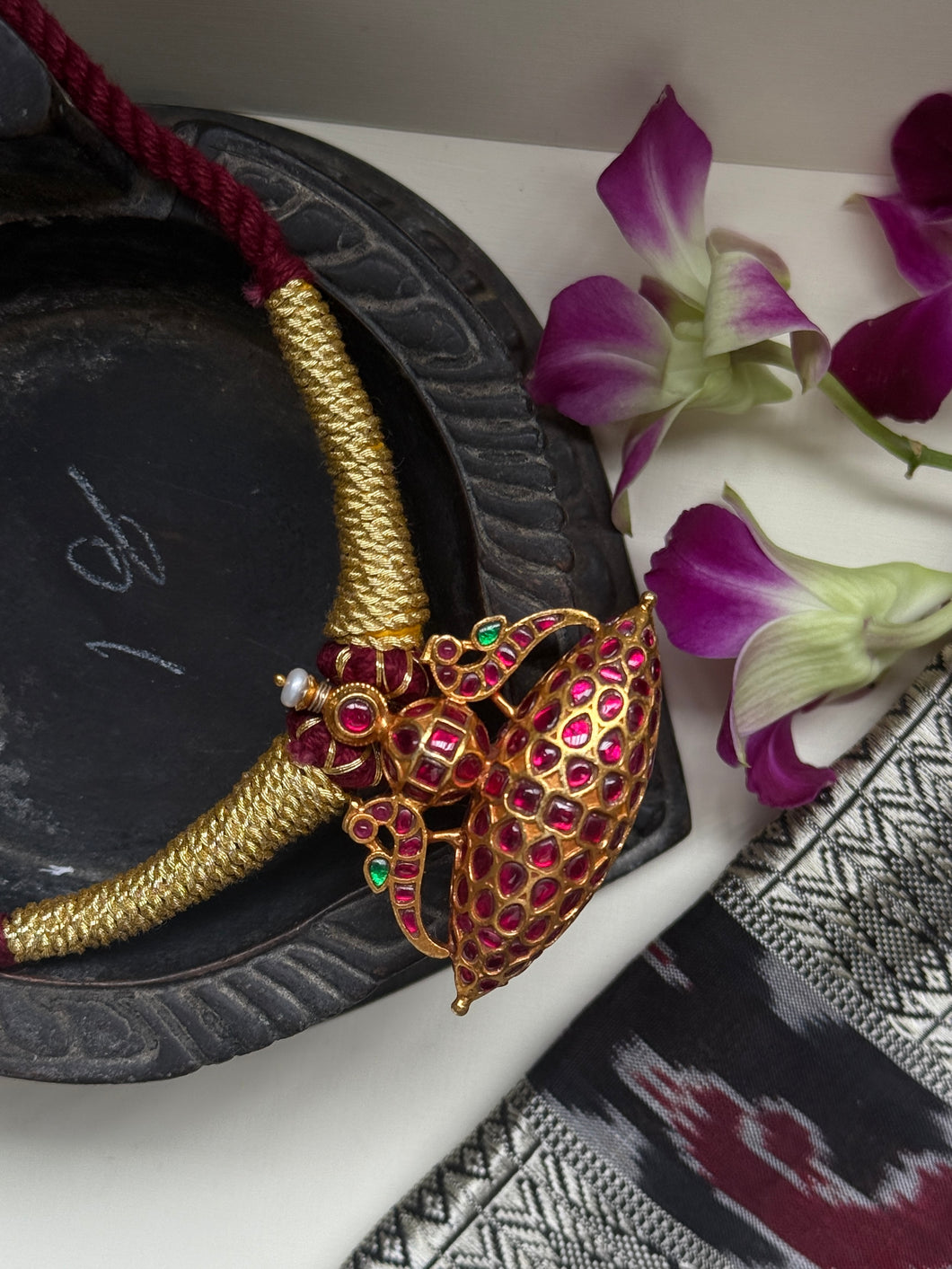 Kundan choker with thread work