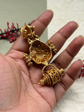Load image into Gallery viewer, Gold polished, vintage style pendant in silver 925
