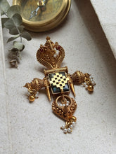 Load image into Gallery viewer, Vintage statement pendant with hasli
