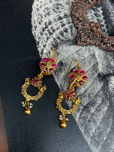 Load image into Gallery viewer, Vintage style (925 silver) earrings in gold polish
