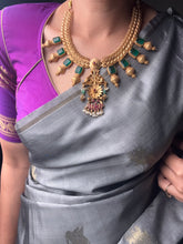 Load image into Gallery viewer, Statement vintage style kundan necklace set in emerald green
