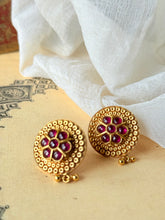 Load image into Gallery viewer, Vintage style statement earrings in sliver 925 in gold polish
