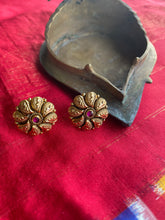 Load image into Gallery viewer, Silver 925 gold polish vintage studs
