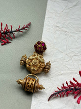 Load image into Gallery viewer, Gold polished, vintage style pendant in silver 925
