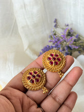 Load image into Gallery viewer, Vintage style statement earrings in sliver 925 in gold polish
