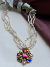 Load image into Gallery viewer, Pearl bunch necklace
