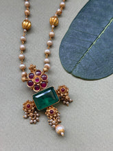 Load image into Gallery viewer, Vintage style pendant with pearl chain
