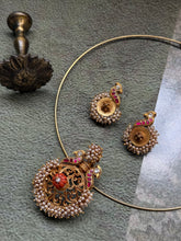 Load image into Gallery viewer, Vintage style pendant with earrings
