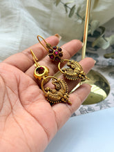 Load image into Gallery viewer, Vintage statement earrings
