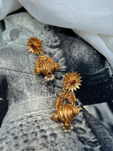 Load image into Gallery viewer, Vintage style (925 silver) earrings in gold polish
