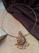 Load image into Gallery viewer, Vintage style pendant with cut stones
