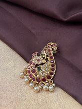 Load image into Gallery viewer, Vintage style pendant with cut stones
