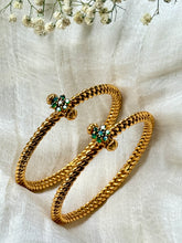 Load image into Gallery viewer, Golusu bangle with green kemp stone and screw
