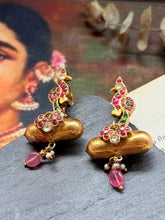 Load image into Gallery viewer, Vintage earrings in gold polish
