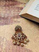 Load image into Gallery viewer, Vintage style pendant with cut stones
