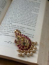 Load image into Gallery viewer, Vintage style pendant with cut stones
