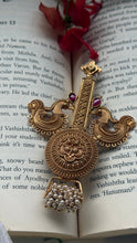 Load image into Gallery viewer, Vintage style pendant in silver 925 and gold polish
