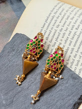 Load image into Gallery viewer, Vintage earrings in gold polish
