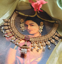Load image into Gallery viewer, Statement vintage style kundan necklace set

