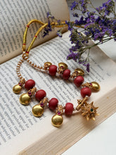 Load image into Gallery viewer, Pearl necklace handcrafted in silver 92.5 and gold polish
